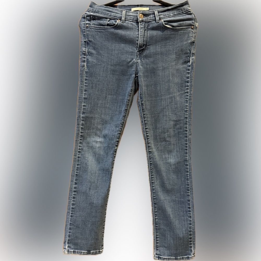 Levi’s Classic Jeans Women Size 6 Medium Wash Straight Leg Denim, LIKE NEW